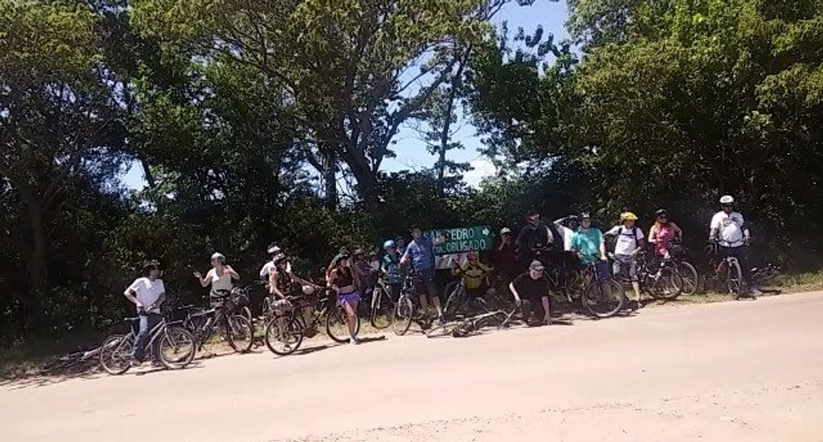 #enbici en camino a la Vuelta de Obligado increíble día 🚴🏽‍♀️🚴🏽‍♀️🚴🏽‍♀️🚴‍♂️🚴‍♂️🚴‍♂️